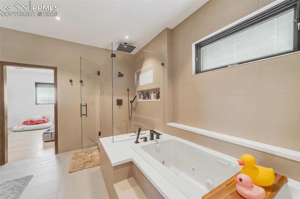 Image 37 of 50: Bathroom