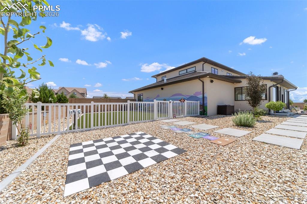 Image 42 of 50: Yard