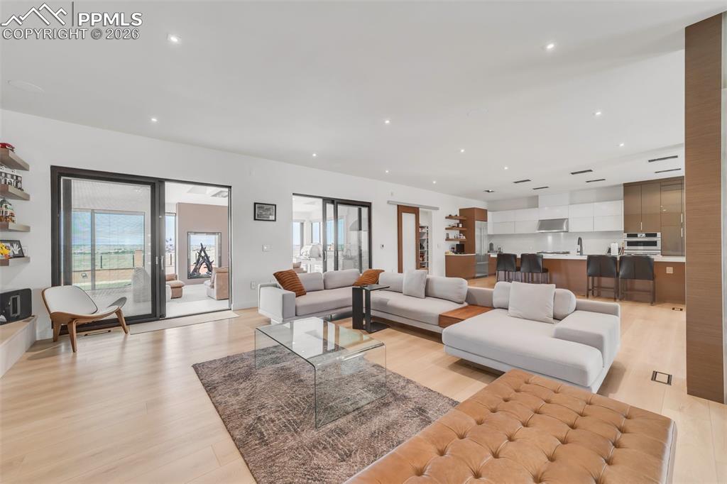 Image 7 of 50: Living Room