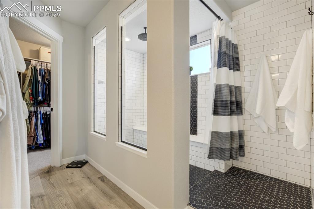 Image 23 of 49: Bathroom