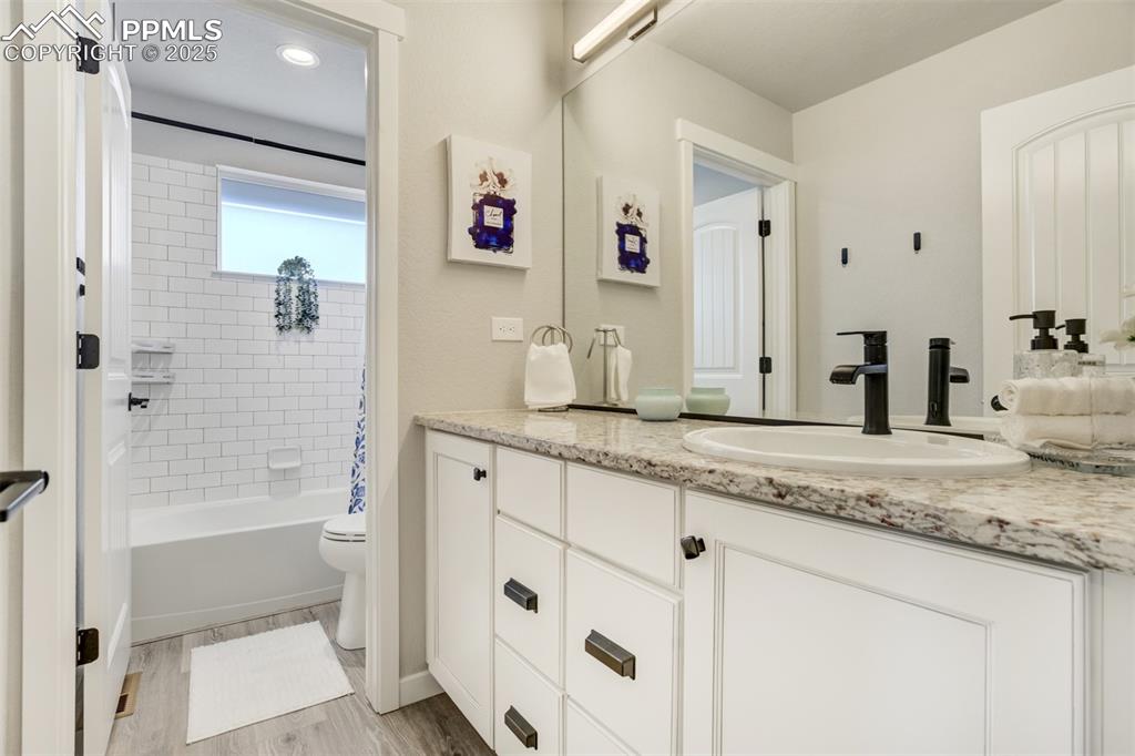 Image 28 of 49: Bathroom