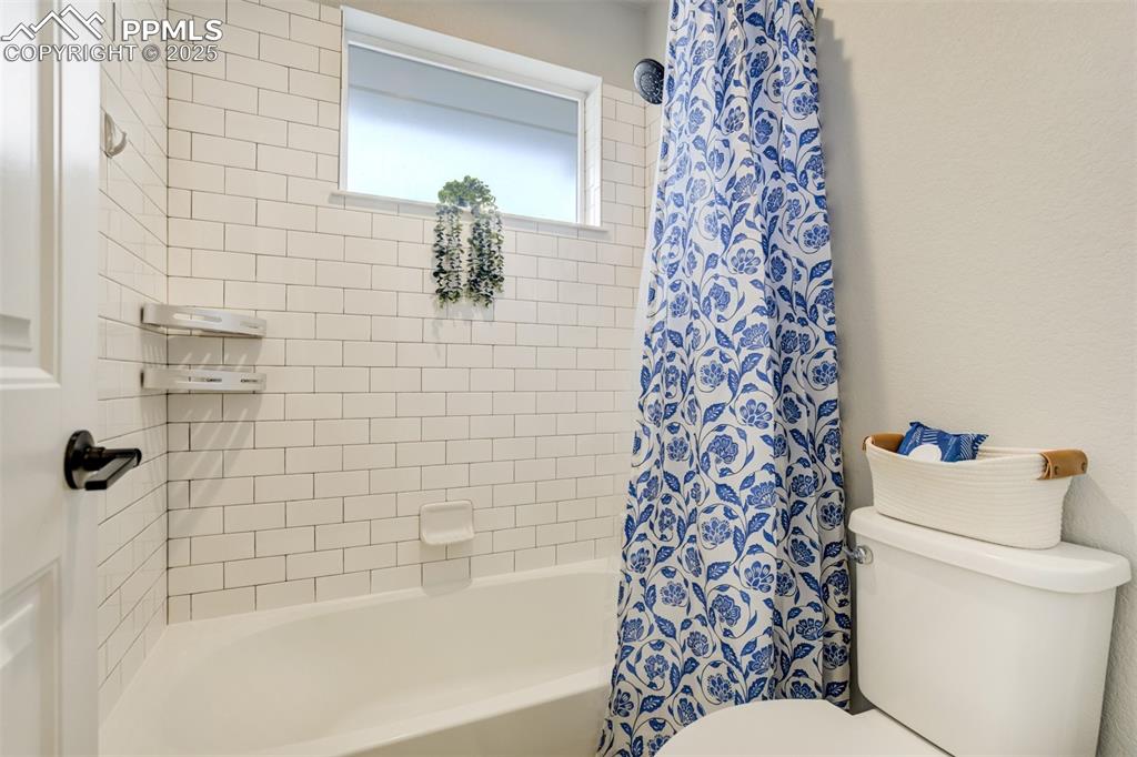 Image 29 of 49: Bathroom