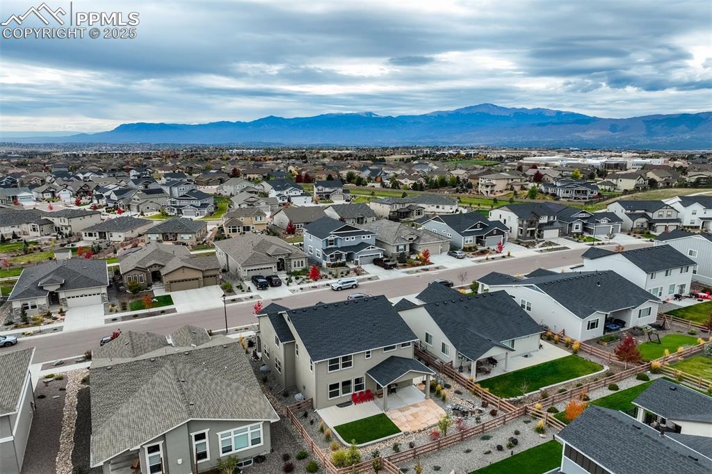 Image 41 of 49: Lovely manicured yards and fences