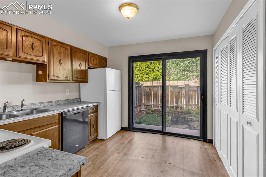 Image 7 of 19: Kitchen