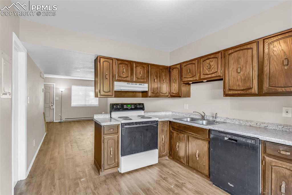 Image 8 of 19: Kitchen