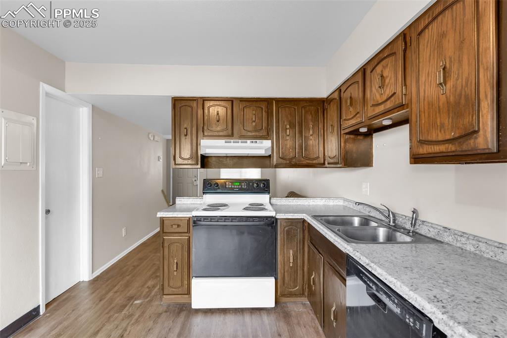 Image 9 of 19: Kitchen