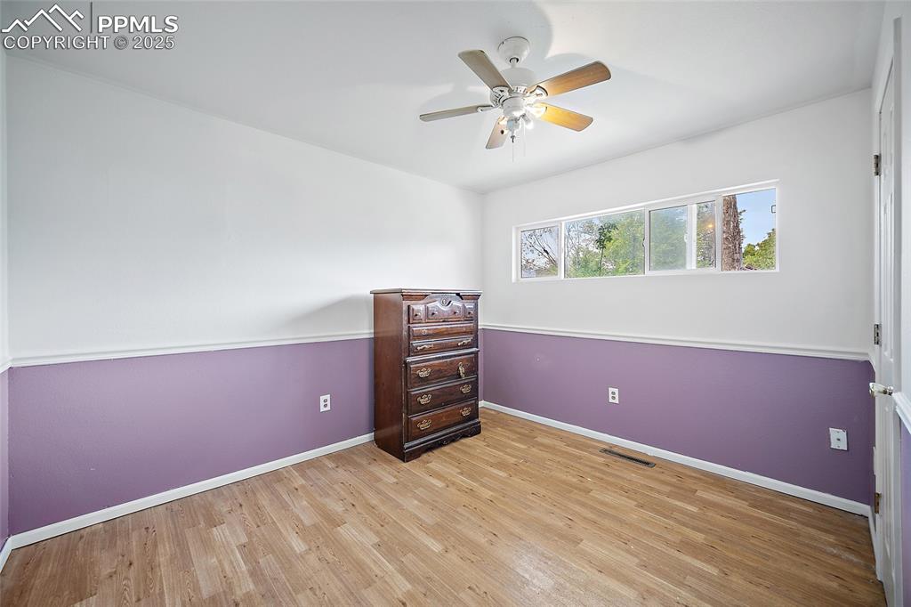 Image 14 of 24: Bedroom