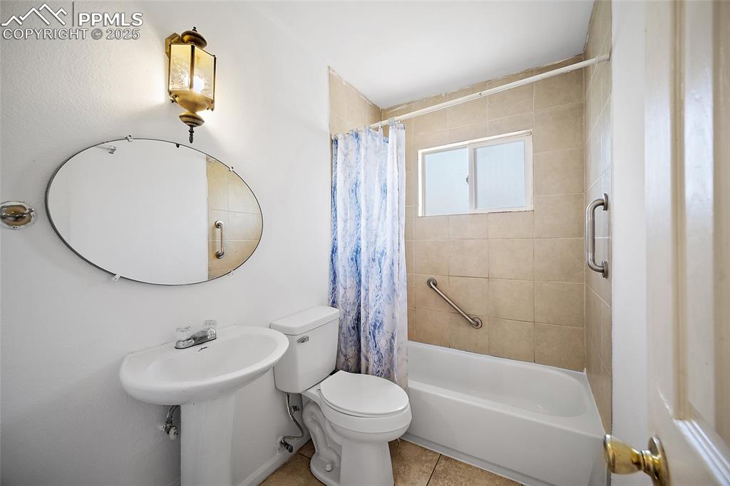 Image 15 of 24: Bathroom