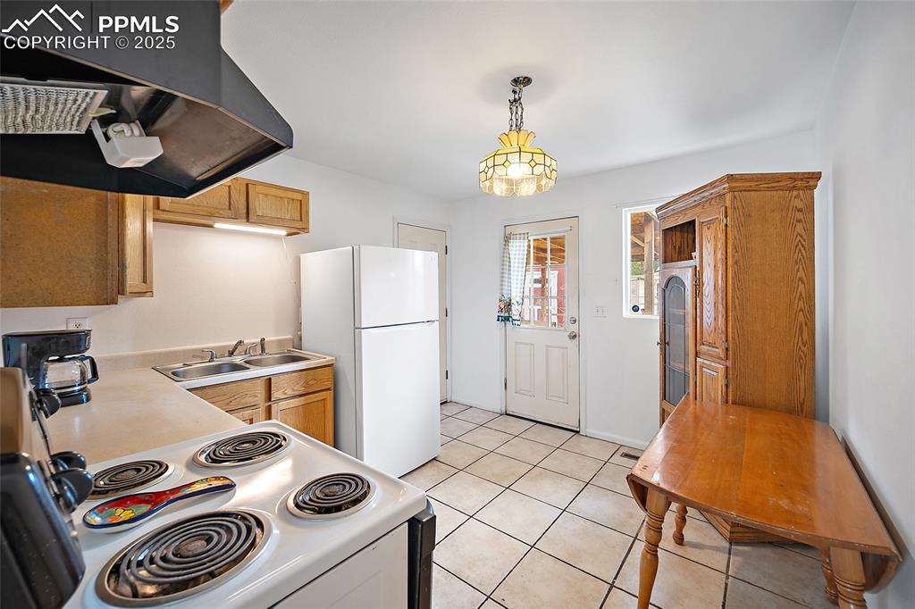 Image 5 of 24: Kitchen