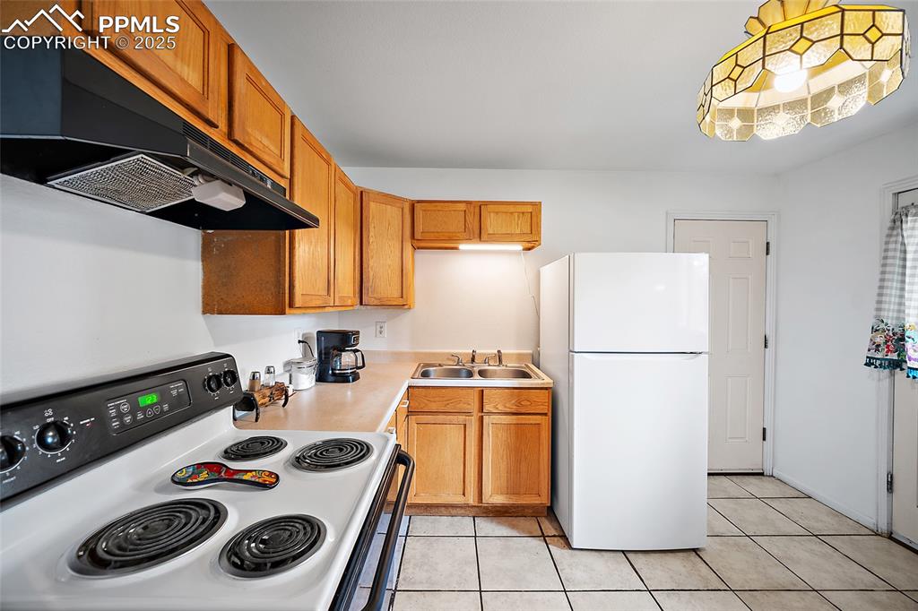 Image 7 of 24: Kitchen