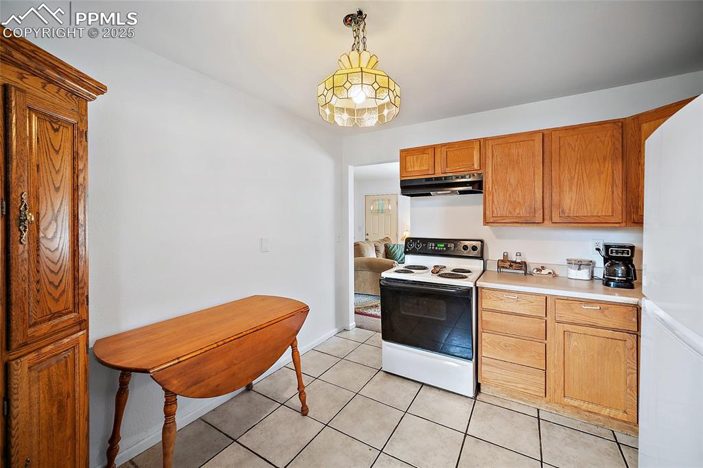 Image 8 of 24: Kitchen