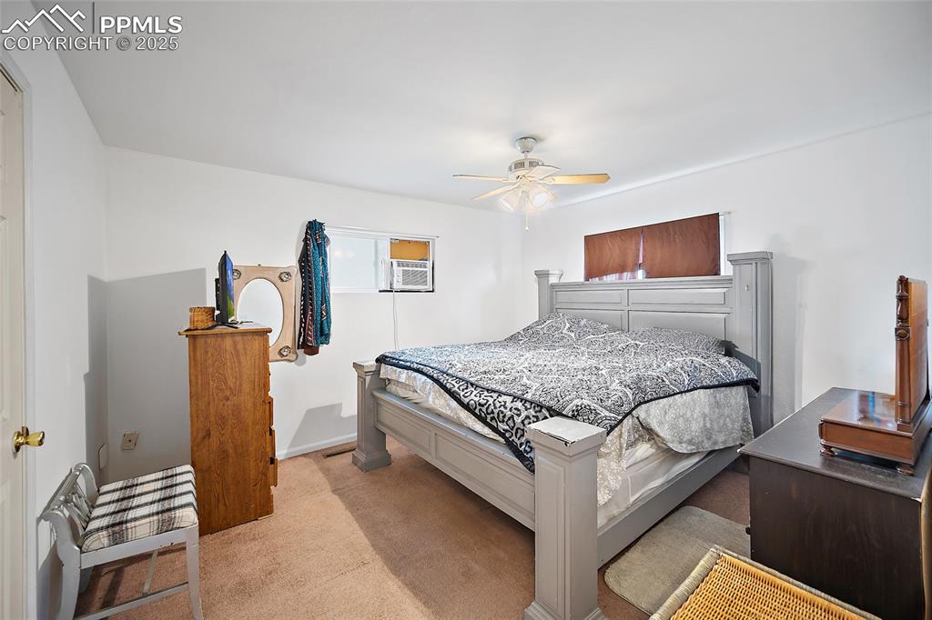 Image 9 of 24: Bedroom