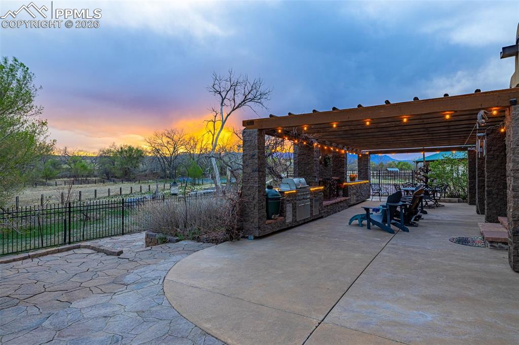 Image 10 of 50: Patio