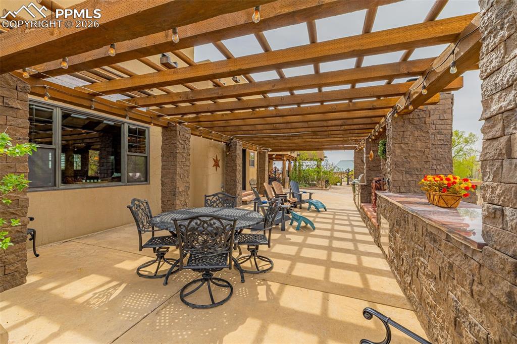 Image 11 of 50: Patio