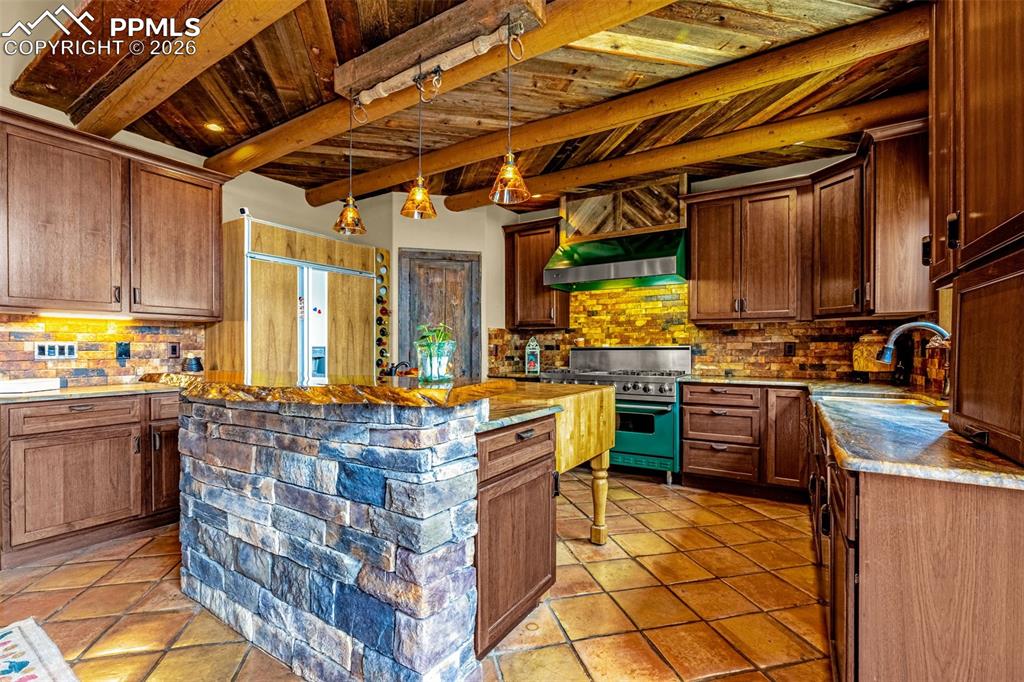 Image 19 of 50: Living Room