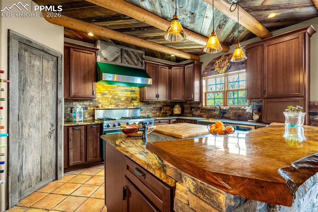 Image 21 of 50: Kitchen