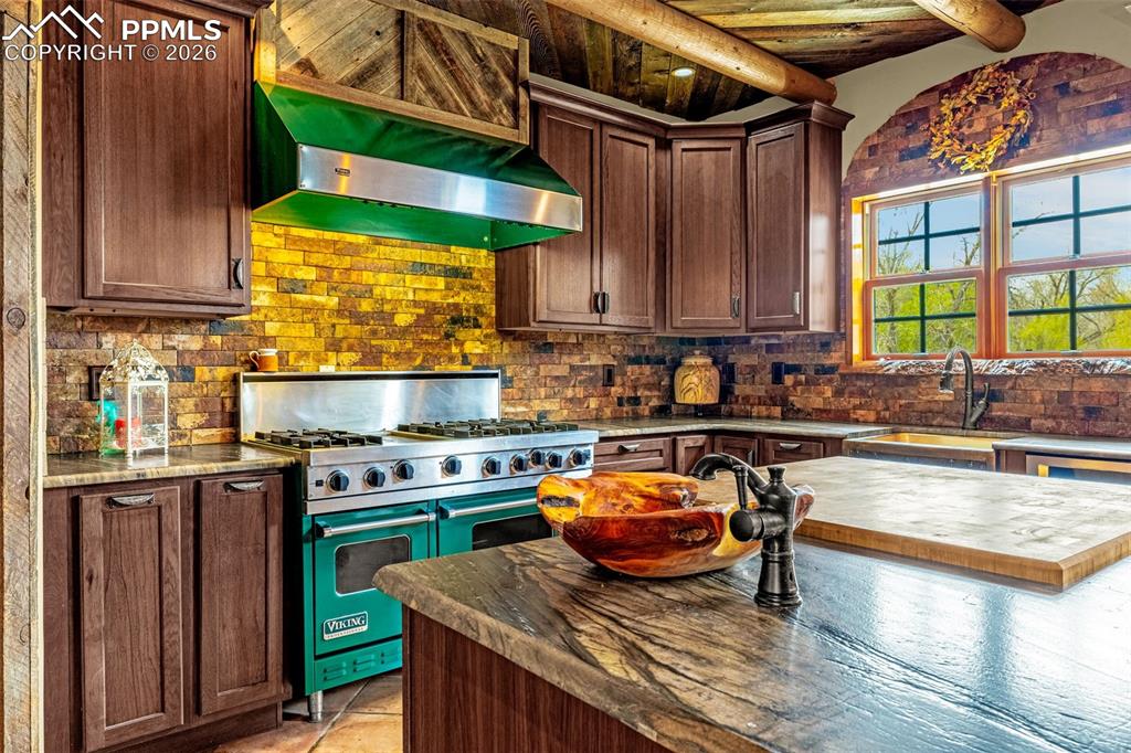 Image 22 of 50: Kitchen