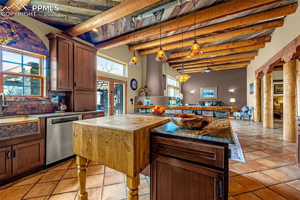 Image 23 of 50: Kitchen