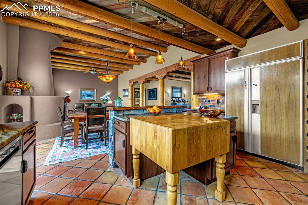 Image 24 of 50: Kitchen