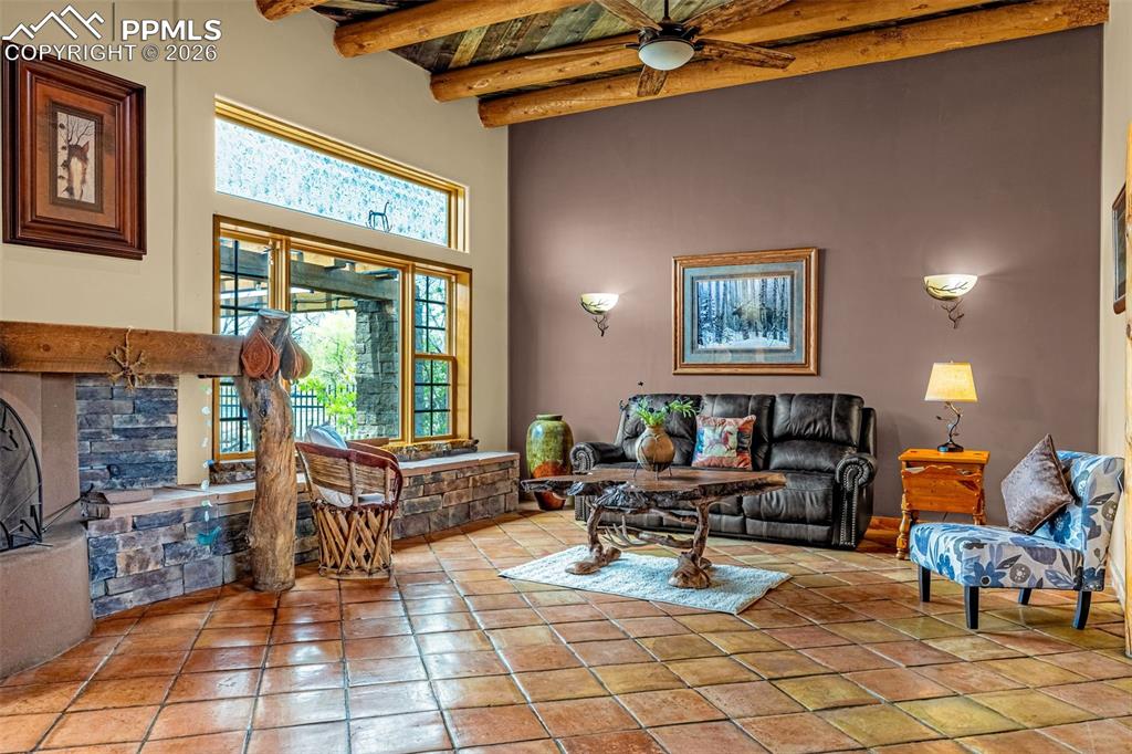 Image 25 of 50: Kitchen