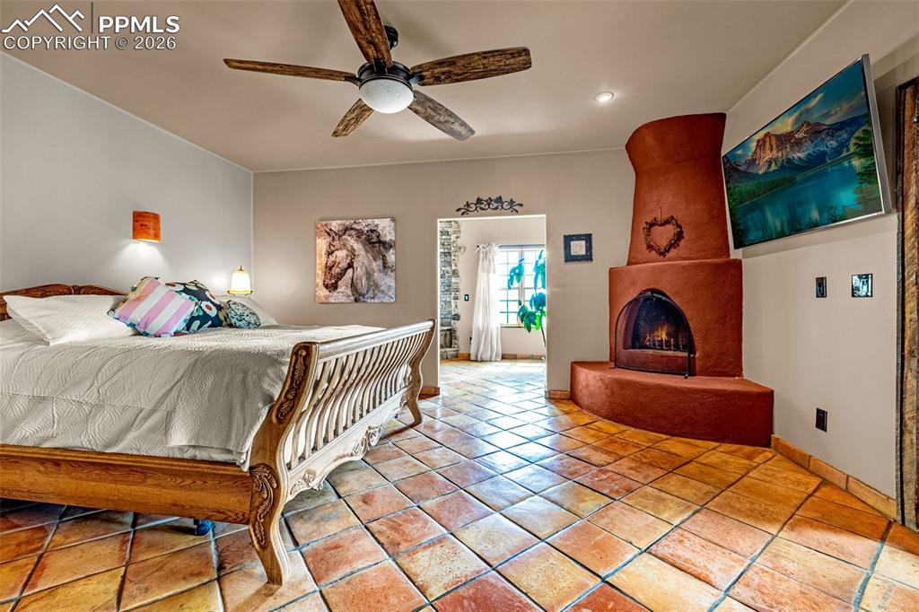 Image 26 of 50: Living Room