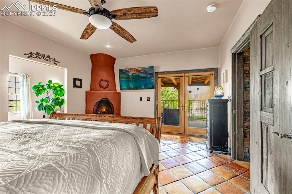 Image 27 of 50: Bedroom