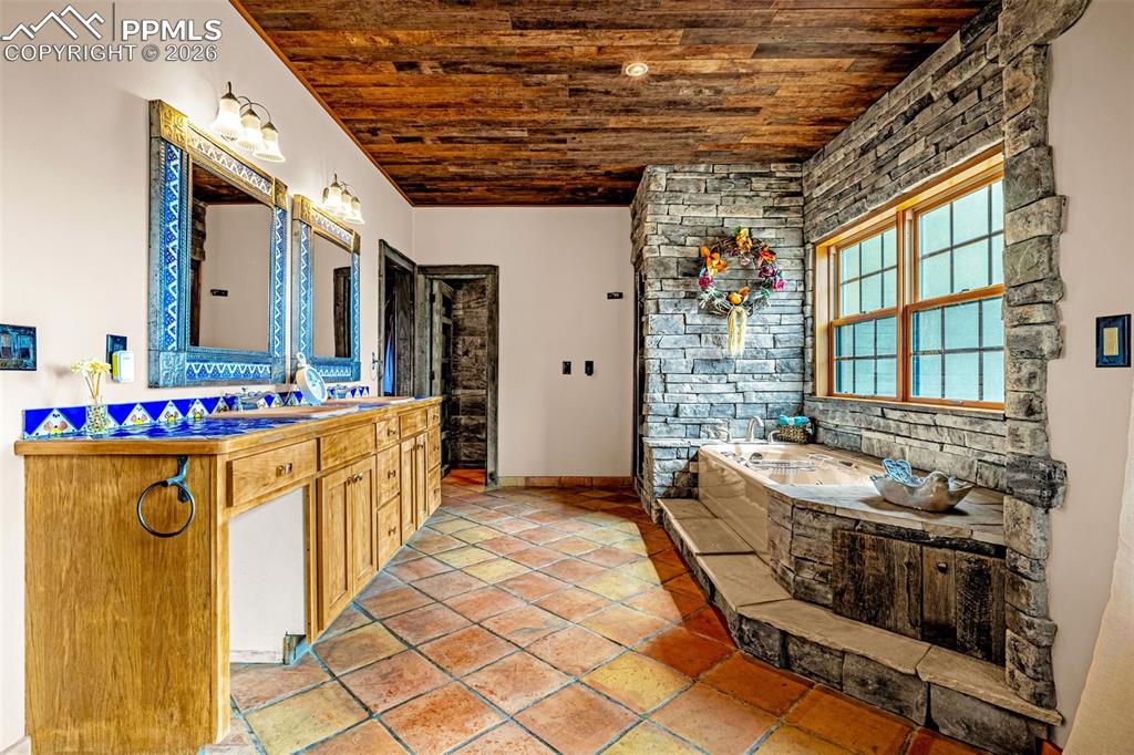 Image 28 of 50: Bedroom