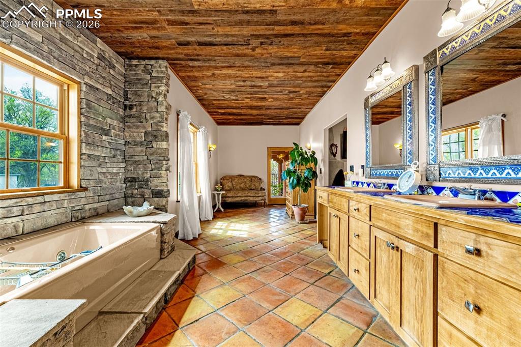 Image 29 of 50: Bathroom