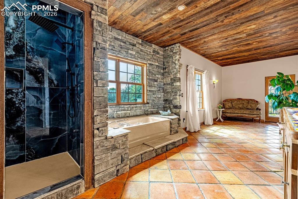 Image 30 of 50: Bathroom