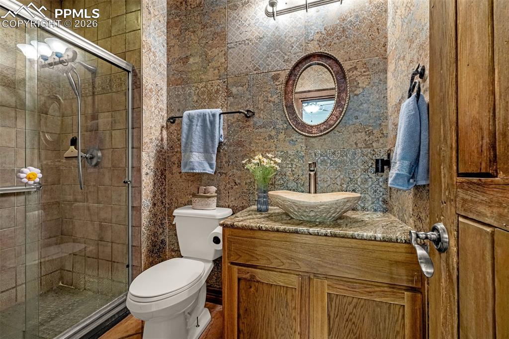 Image 32 of 50: Bedroom