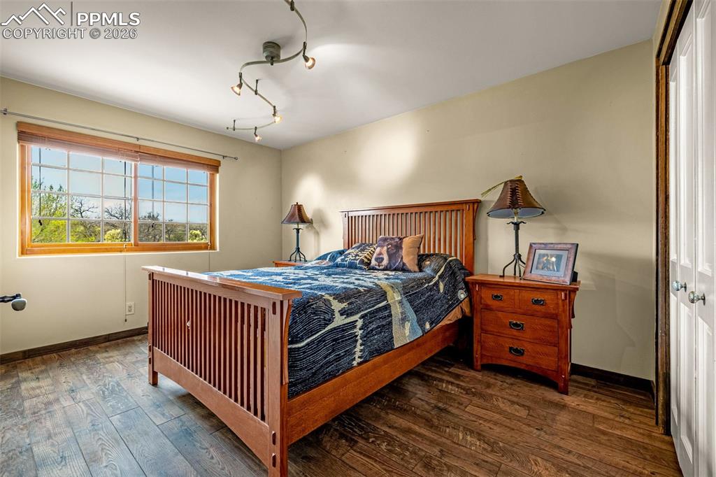 Image 33 of 50: Bathroom