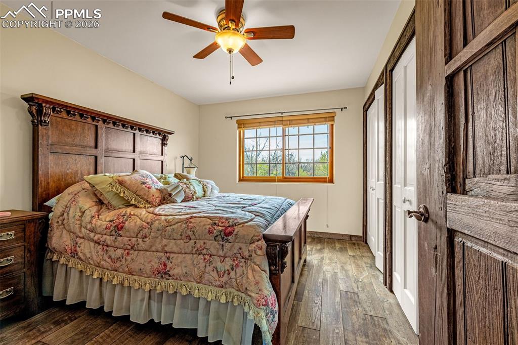 Image 34 of 50: Bedroom