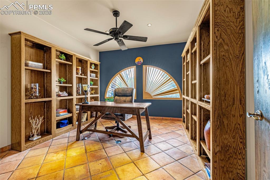 Image 35 of 50: Bedroom