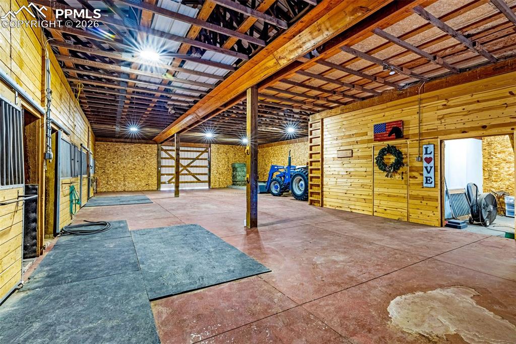 Image 38 of 50: Yard