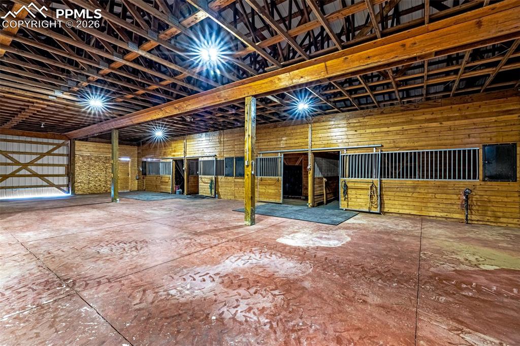 Image 40 of 50: Garage