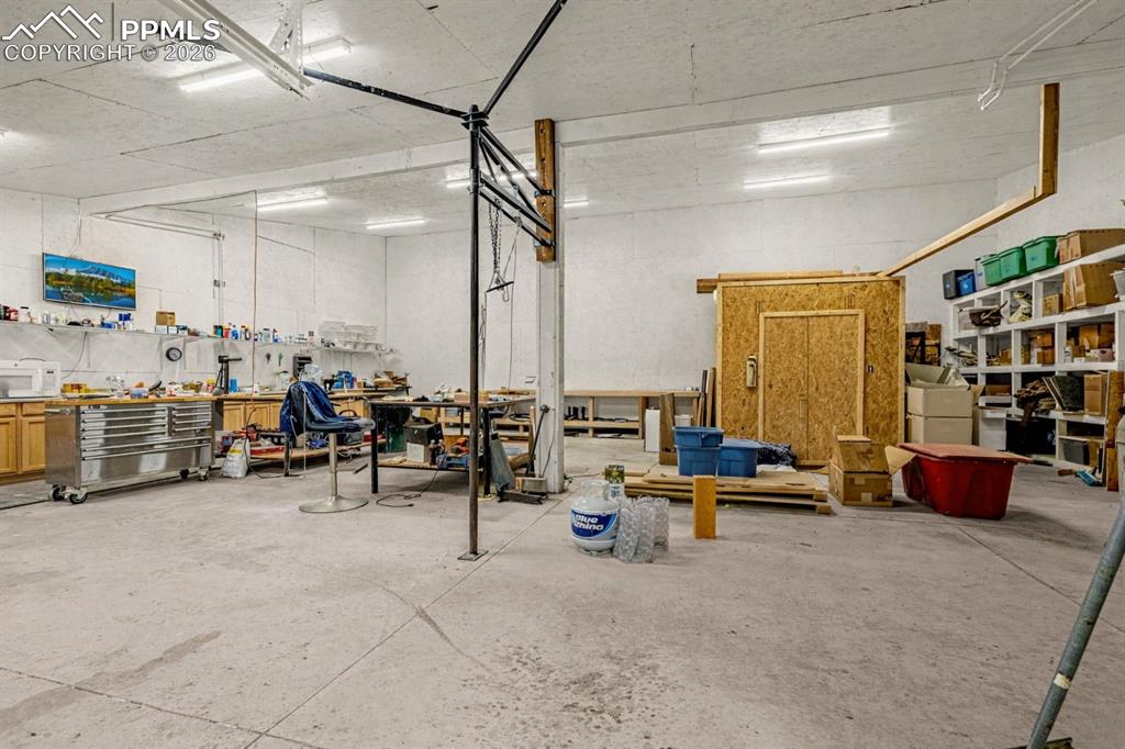 Image 43 of 50: Garage