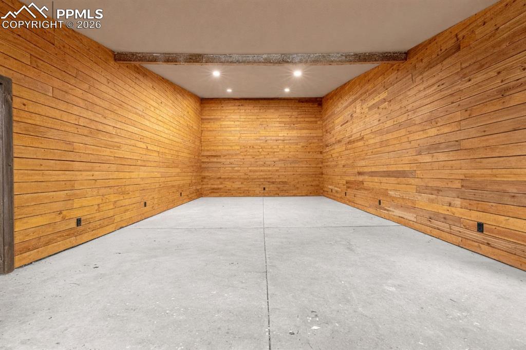 Image 44 of 50: Garage