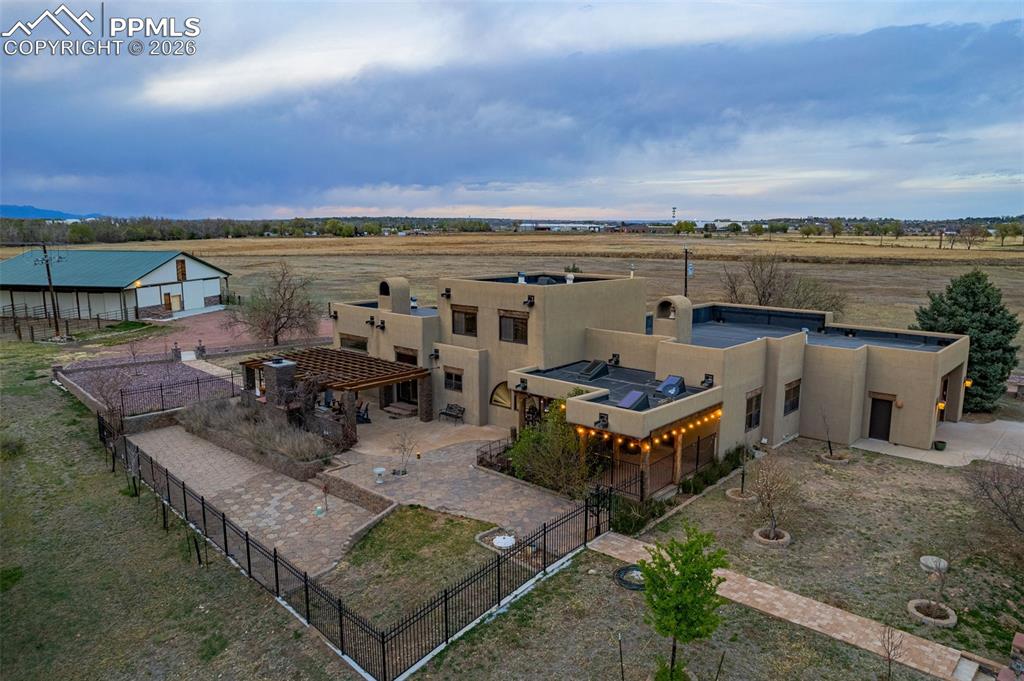 Image 6 of 50: Back of Structure