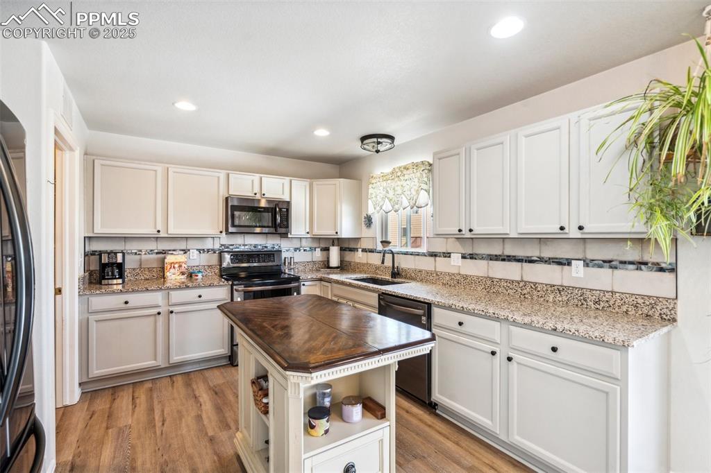 Image 11 of 31: Kitchen