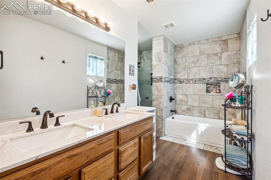 Image 19 of 31: 5-piece bath