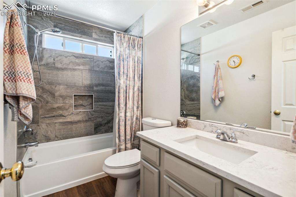Image 22 of 31: Upper level bathroom