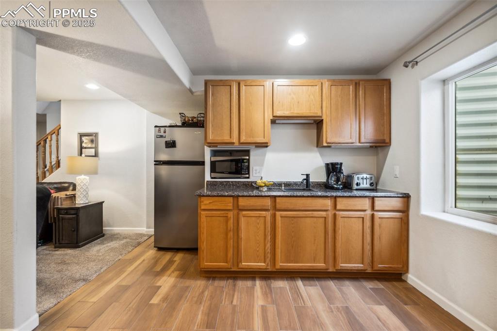 Image 26 of 31: Wet bar/kitchenette 