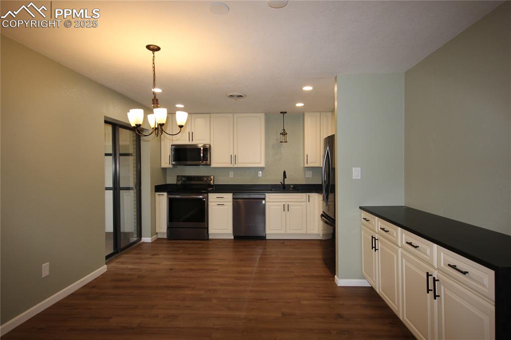 Image 16 of 25: Kitchen