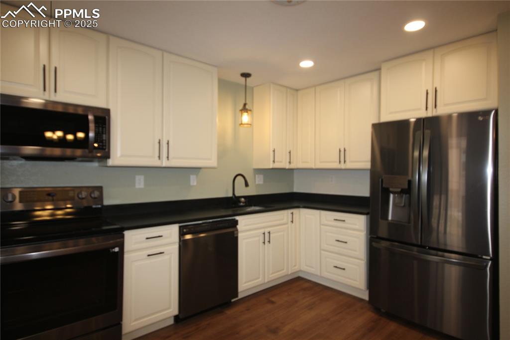 Image 17 of 25: Kitchen