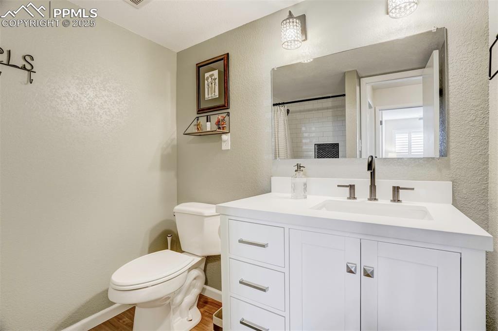 Image 20 of 25: Bathroom