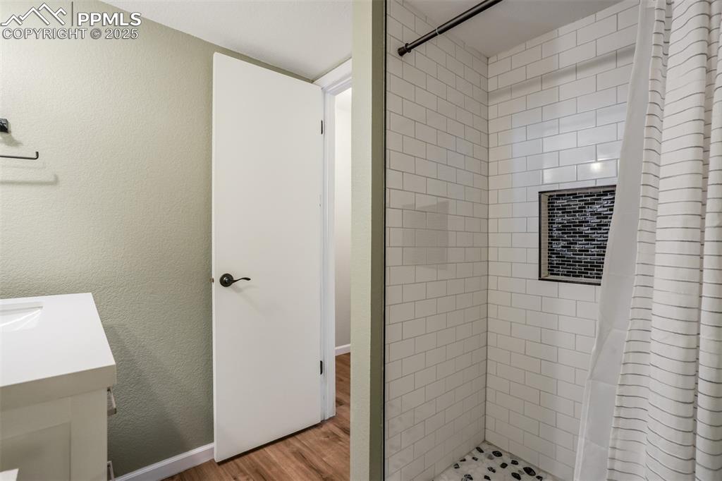 Image 23 of 25: Bathroom