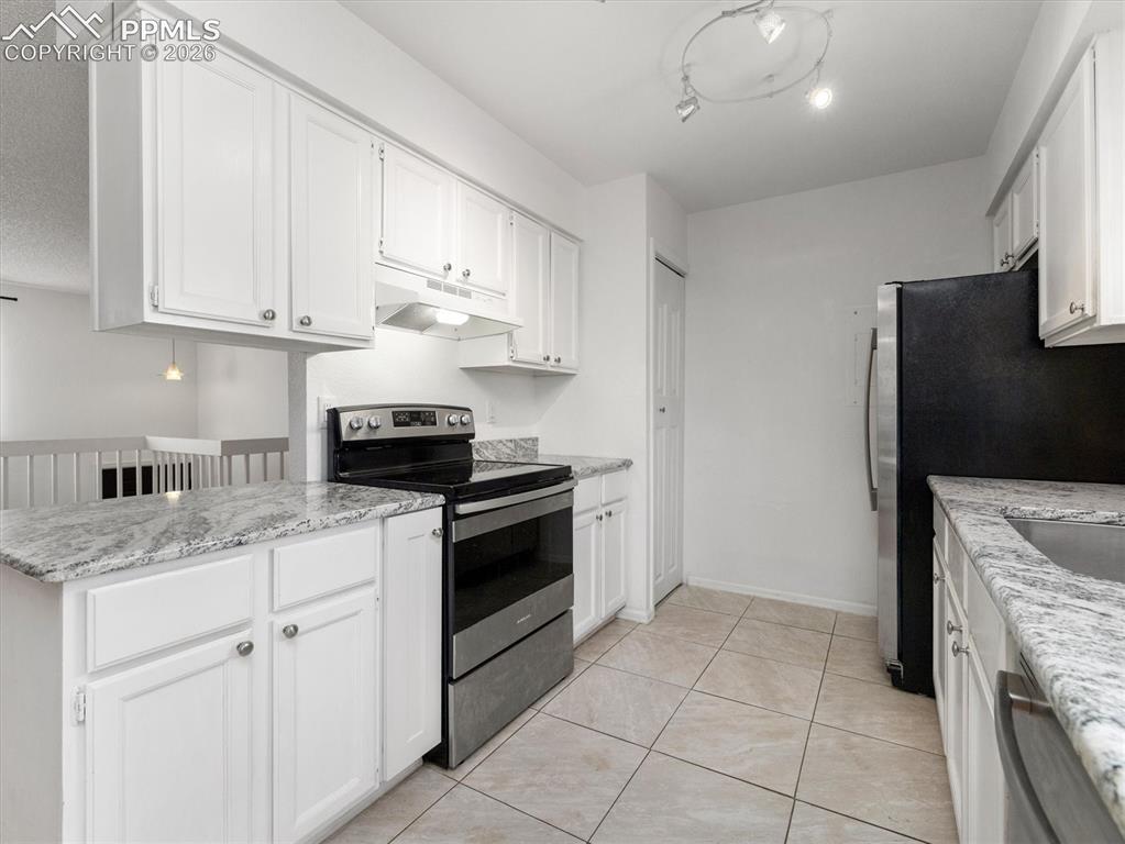 Image 10 of 15: Kitchen