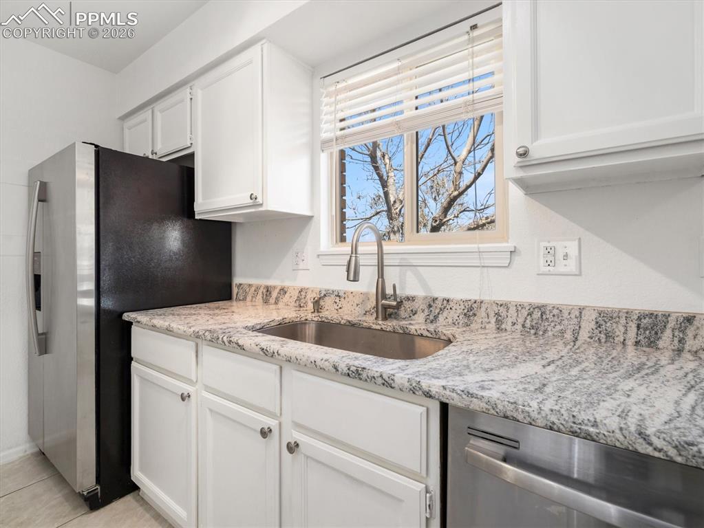 Image 11 of 15: Kitchen