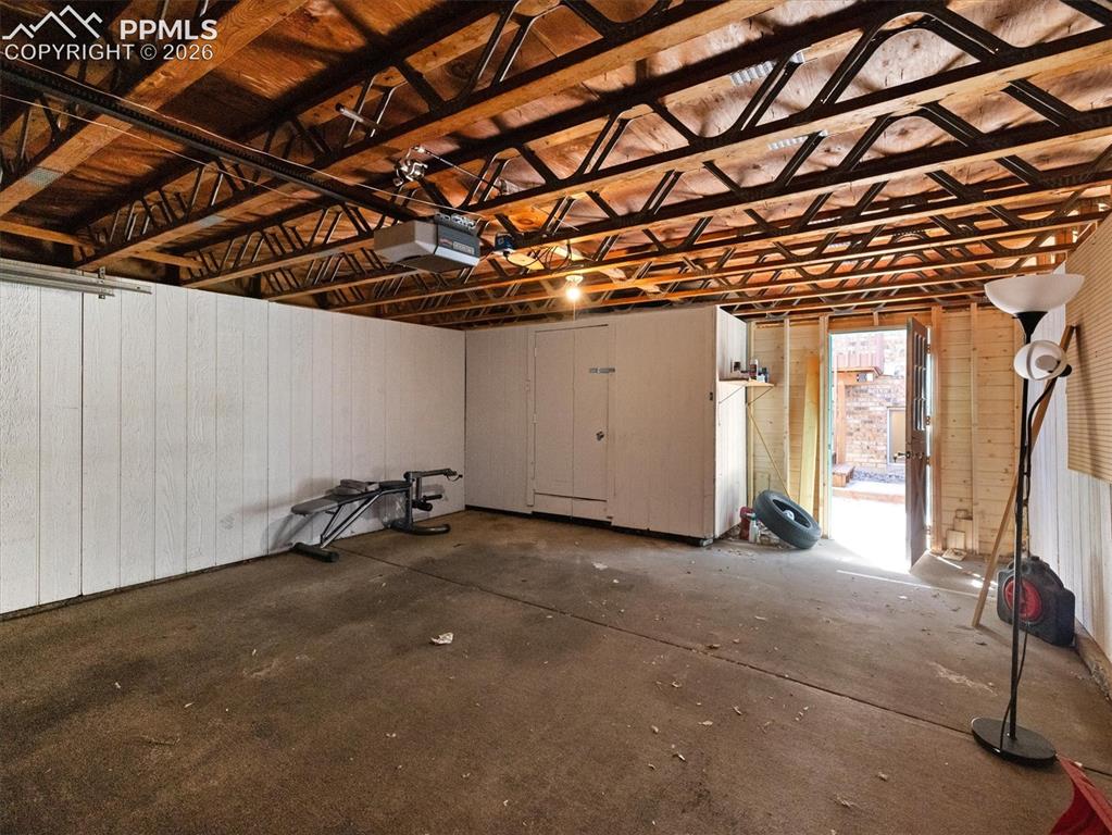 Image 13 of 15: Garage