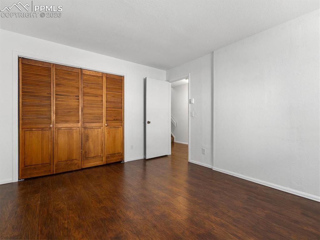 Image 7 of 15: Bedroom